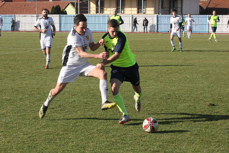 Fotbalisté Hluku (fosforové dresy) v dohrávce 10. kola krajské I. A třídy skupiny B deklasovali Bojkovice 8:1.