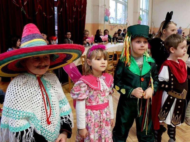 V nedakonickém kulturáku si osmdesát dětí užívalo při karnevalovém veselí spousty her a soutěží.