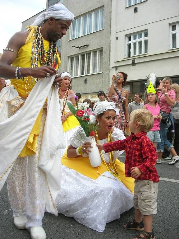 Karnevalový brazilský průvod v ulicích Uherského Hradiště.