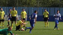 Fotbalisté Kunovic (žluté dresy) v 9. kole krajské I. A třídy skupiny B podehli doma Nedachlebicím 0:3 a v tabulce zůstali předposlední.