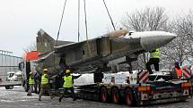 Nadzvuková stíhačka MiG-23MF z pražských Malešic se vykládá v  leteckém Muzeu v Kunovicích.