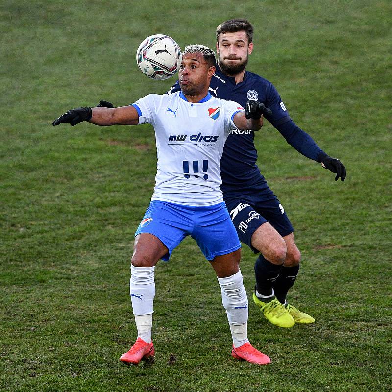 FC Baník Ostrava - FC Slovácko, (zleva) Dyjan Carlos De Azevedo z Ostravy a Marek Havlík ze Slovácka.