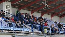 Fotbalisté Starého Města (žluté dresy) v 8. kole I. B třídy skupiny C přetlačili Slavkov 2:1.