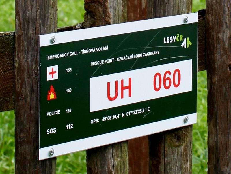 Lesy České republiky rozmístily v Chřibech 147 traumatologických bodů, díky nimž se v nich turisté mohou cítit bezpečnější.
