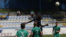 Starší dorostenci Slovácka (modré dresy) v úterní dohrávce 18. kola I. Celostátní ligy remizovali na Širůchu ve Starém Městě s Karvinou 1:1.