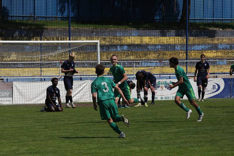 Starší dorostenci Slovácka (modré dresy) v úterní dohrávce 18. kola I. Celostátní ligy remizovali na Širůchu ve Starém Městě s Karvinou 1:1.