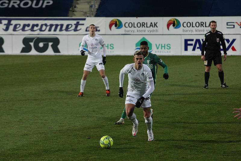 Fotbalisté Slovácka (v bílých dresech) proti Karviné