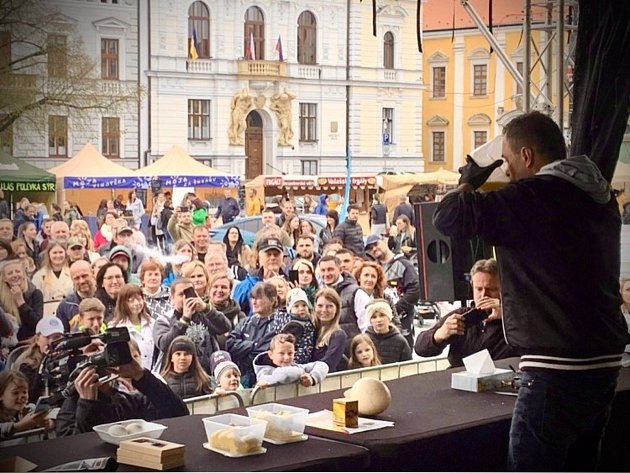 Super jedlík Jaroslav Němec z Bystré vypil pštrosí vejce za 19 sekund. Gastrofestival v Uherském Hradišti, 29. dubna 2023