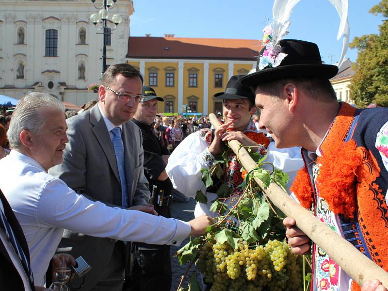 Průvod slavností vína na hradišťském Masarykově náměstí.