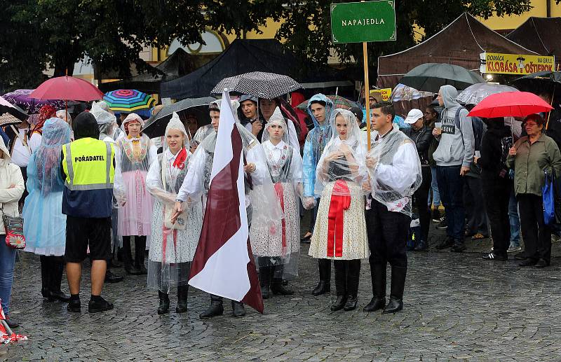 Tradičnímu defilé na Masarykově náměstí nepřálo počasí.