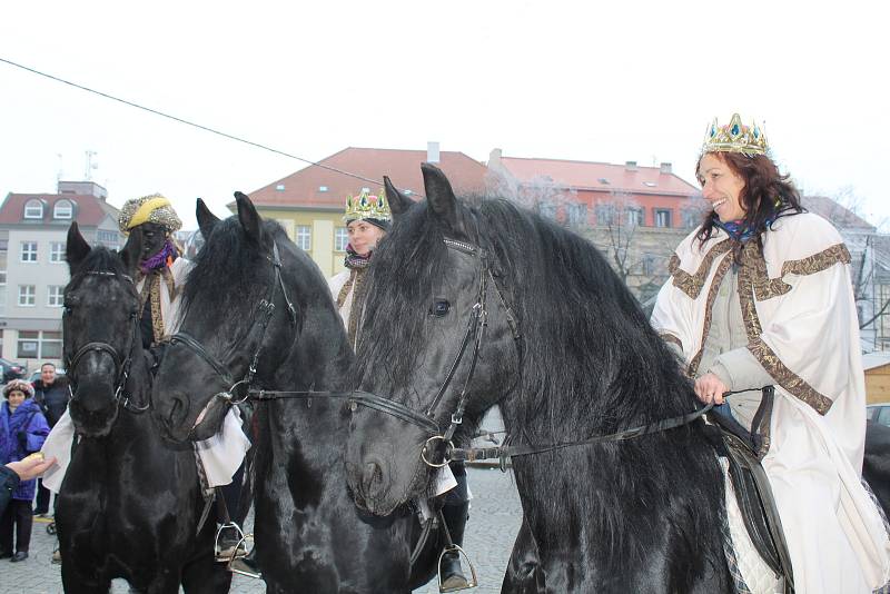 Se třemi králi na koních kráčel Hradištěm  velbloud Paša. Zastavili se i na radnici, kde je přivítal starosta města Stanislav Blaha se svými místostarosty.