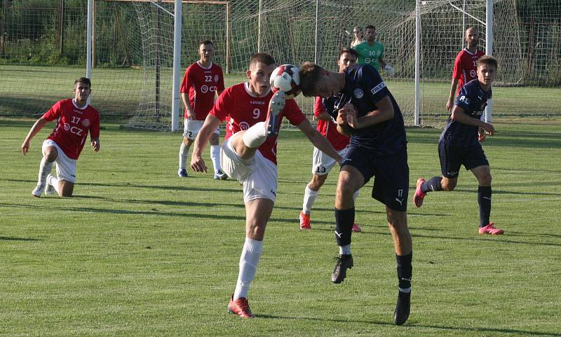 Fotbalisté Uherského Brodu (červené dresy) v prvním kole MSFL remizovali s béčkem Slovácka 3:3.