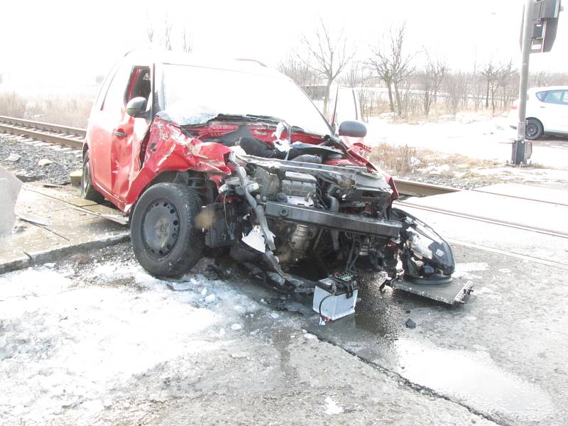 Osobní auto se na přejezdu u Uherského Ostrohu srazilo s vlakem.