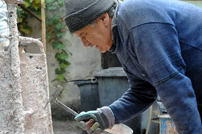 Bronzové části posledního chybějícího základního sakrálního prvku kostela Svatého Ducha ve Starém Městě, obětního oltáře, odlili 9. října ve „velehradské slévárně“ u jeho autora, akademického sochaře Otmara Olivy.