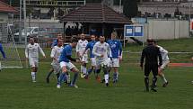 Fotbalisté Vlčnova (bílé dresy) v páteční předehrávce 19. kola krajské I. B třídy skupiny C doma remizovali s Tlumačovem 1:1.