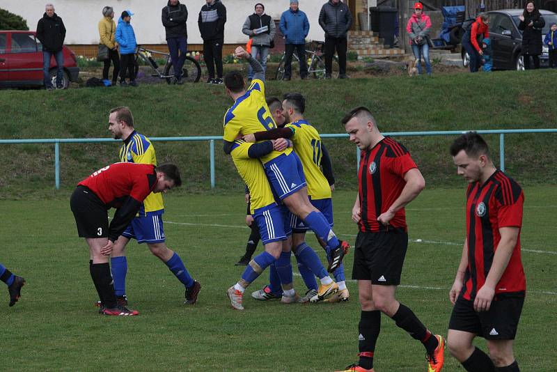 Fotbalisté Zlechova (červenočerné dresy) doma v derby podlehli sousedním Buchlovicím 1:3.