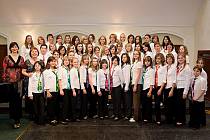Kompletní sestava menších i větších zpěváků uherskohradišťské základní umělecké školy i s paní učitelkou.