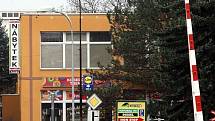Policejní zásah po střelbě v restauraci Družba v Uherském Brodě. V pozadí budova restaurace Družba; 24. února 2015