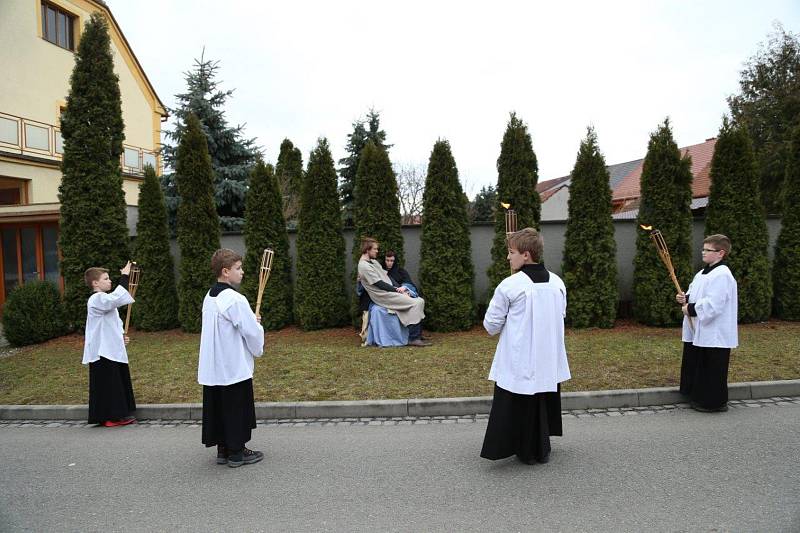 Křížovou cestu s živými obrazy v podání ministrantů a členek scholy Nekonečno premiérově uspořádali o Velkém pátku v Dolním Němčí.