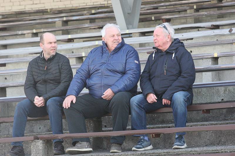 Fotbalisté Hluku (fosforové dresy) v dohrávce 10. kola krajské I. A třídy skupiny B deklasovali Bojkovice 8:1.