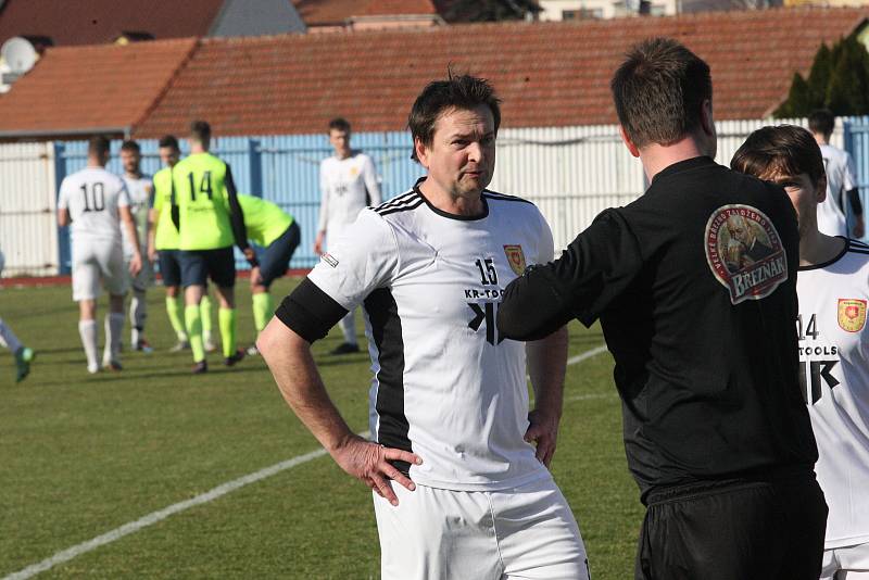 Fotbalisté Hluku (fosforové dresy) v dohrávce 10. kola krajské I. A třídy skupiny B deklasovali Bojkovice 8:1.