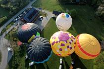 Francouzské horkovzdušné balony odlétají z BalonCentra ve Břestku.