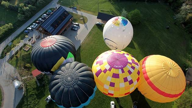 Francouzské horkovzdušné balony odlétají z BalonCentra ve Břestku.