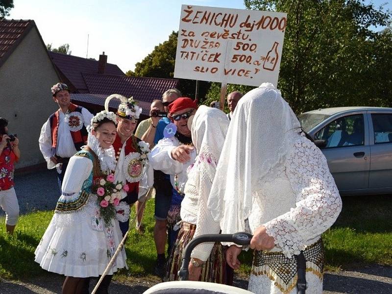 Ukázka krojované svatby v Horním Němčí 20. srpna 2016.