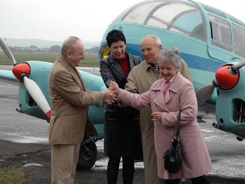 Letadlo představili zástupci kunovického aeroklubu, Slováckého muzea a města Kunovice.