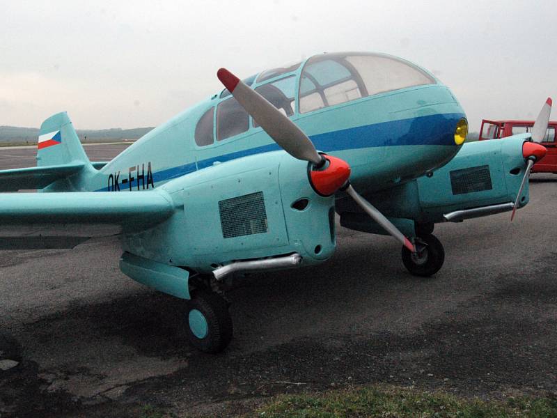 Renovovaný letoun Aero Ae-45 při představení na kunovickém letišti.