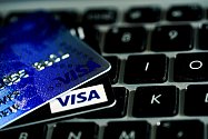 Platební karta, počítač, platby na internetu. Ilustrační foto