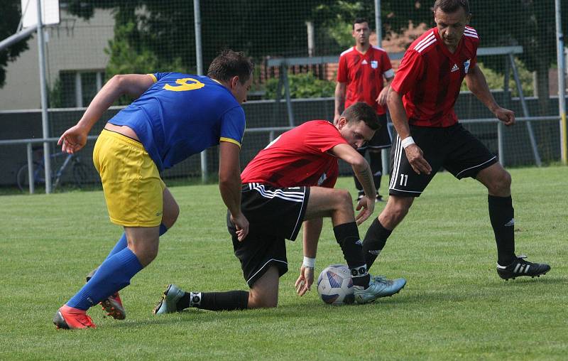 Fotbalisté Prakšic (modré dresy) vstoupili do nové sezony domácí výhrou nad Babicemi 1:0.