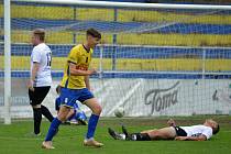 Fotbalisté Starého Města (žluté dresy) na Širůchu deklasovali Újezdec 8:1.