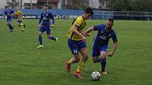 Fotbalisté Starého Města (žluté dresy) prohrály v semifinále Poháru Zlínského KFS s Morkovicemi 3:5.