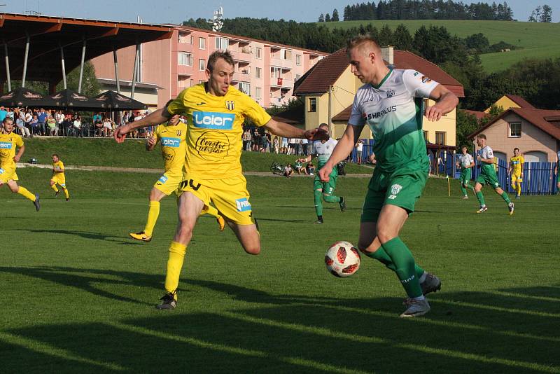 Fotbalisté Strání (ve žlutých dresech) porazili doma na hody Bzenec 3:0.