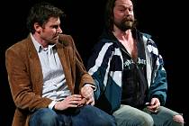 Divadelní drama Keitha Huffa s názvem Deštivé dny uvedli Richard Krajčo a David Švehlík.