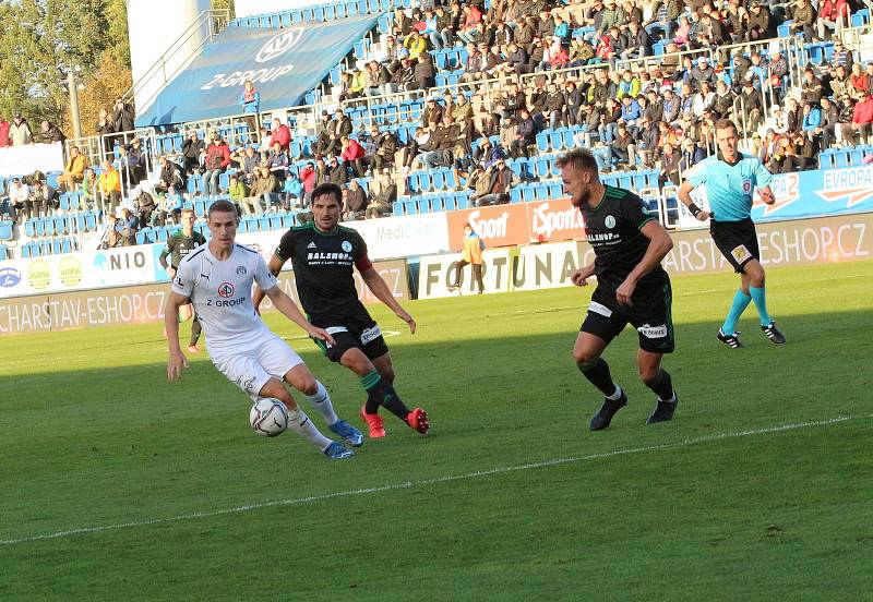 Fotbalisté Slovácka (bílé dresy) ve 12. kole FORTUNA:LIGY vyzvali pražské Bohemians 1905.