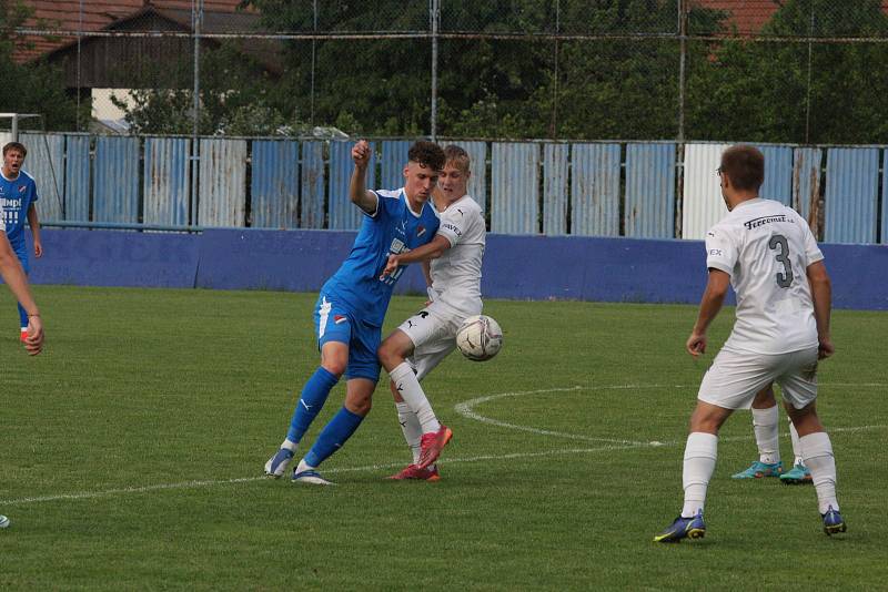 Fotbalisté Slovácka B (bílé dresy) v páteční předehrávce 32. kola MSFL remizovali na hřišti v Kunovicích s juniorkou Ostravy 2:2.