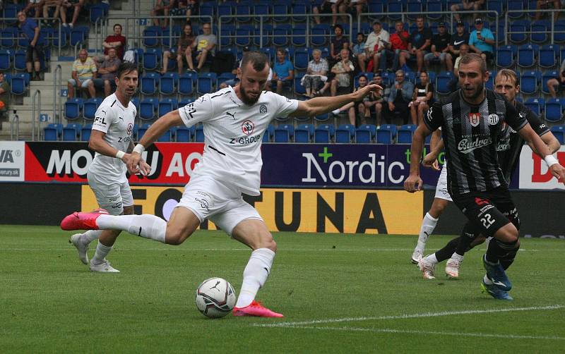 Fotbalisté Slovácka (bílé dresy) ve 2. kole FORTUNA:LIGY hostili České Budějovice.