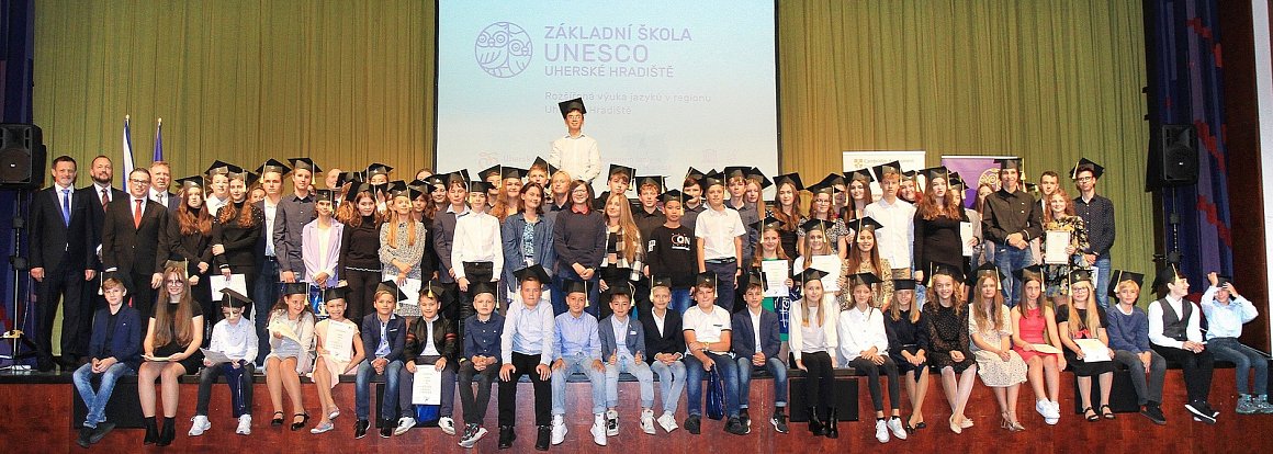 Slavnostní předávání certifikátů absolventům jazykových zkoušek z řad žáků Základní školy UNESCO se uskutečnilo v pondělí 19. září v uherskohradišťském Klubu kultury.