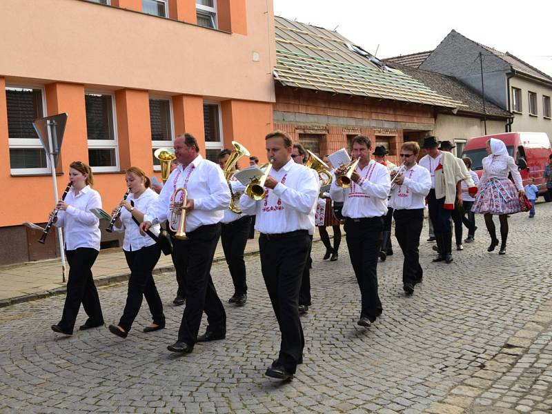 Kostelanští se o víkendu oblékli do krojů a hodovali.