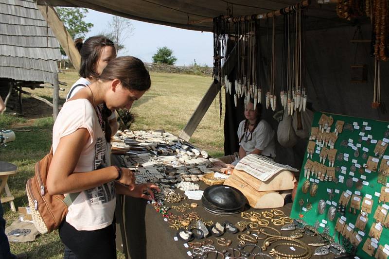 Na dvě stovky členů historických skupin z Česka, Slovenska, Polska a Německa ukáže lidem, jak se žilo a pracovalo na Velké Moravě. Lákadlem bude velkomoravská bitva Veligrad 2017.