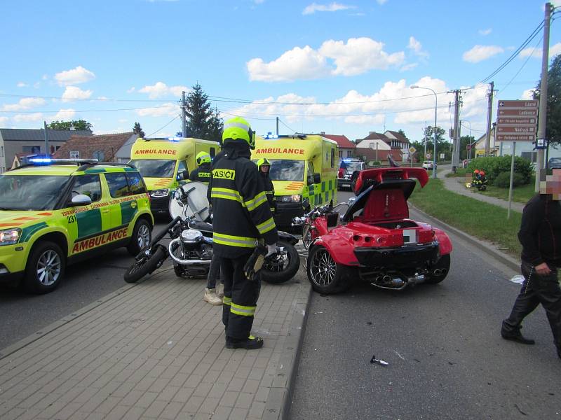 Nehoda dvou motorek a dvou chodkyň