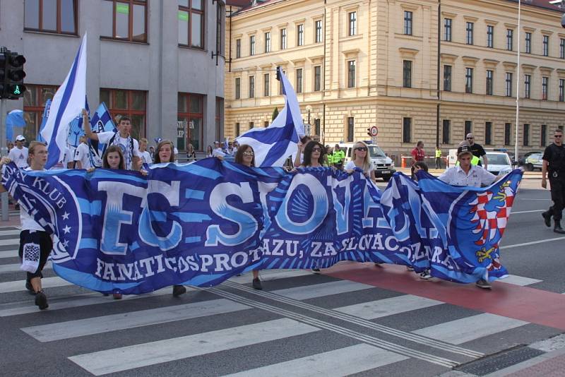 Pochod fanoušků Slovácka Uherským Hradištěm před utkáním 1. FC Slovácko - Jihlava.