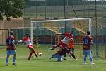 Fotbalisté Slavkova (bíločervené dresy) na úvod nové sezony zdolali Velký Ořechov 1:0.