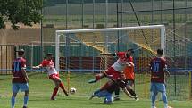 Fotbalisté Slavkova (bíločervené dresy) na úvod nové sezony zdolali Velký Ořechov 1:0.