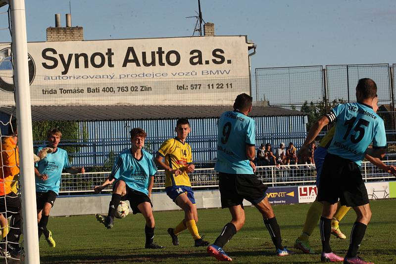 Fotbalisté Starého Města (žluté dresy) v 5. kole krajské I. B třídy skupiny C zdolali Polešovice 1:0.