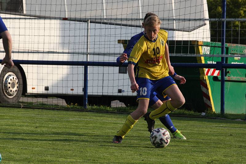 Fotbalisté Starého Města (žluté dresy) prohrály v semifinále Poháru Zlínského KFS s Morkovicemi 3:5.