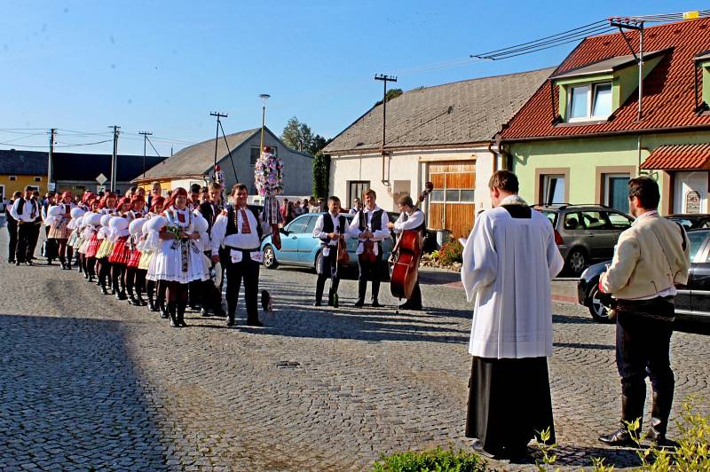 Loňský nejpohlednější stárkovský pár vládl opět kostelanským hodům