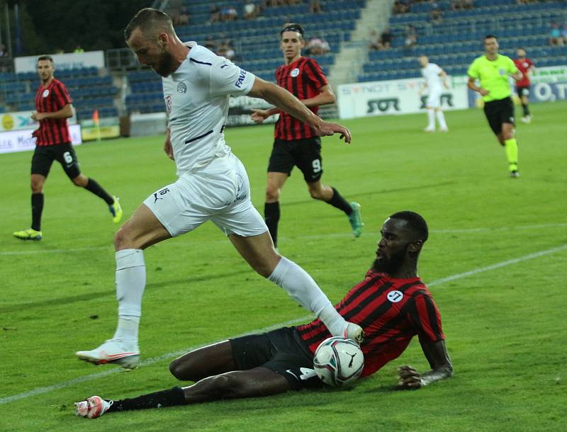 Fotbalisté Slovácka (bílé dresy) skončili ve druhém předkole Evropské konferenční ligy.